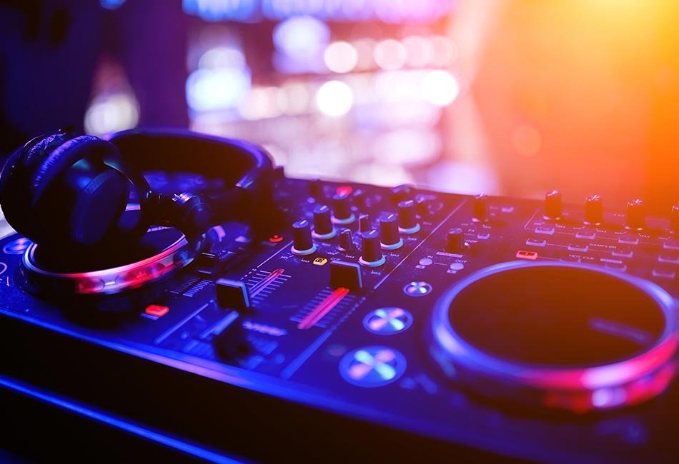 Moda ve Müzik: DJ Starlis’in İki Dünyası